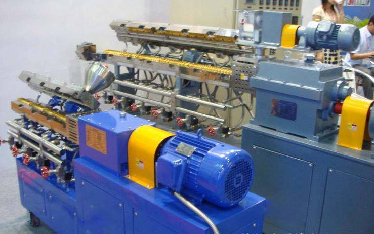 Split type double screw extruder